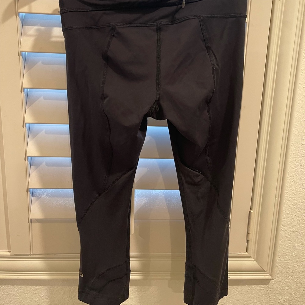 Black Lululemon crop leggings